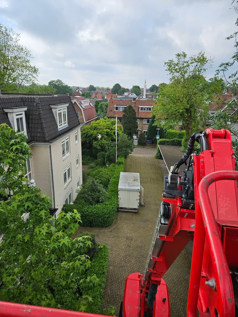 VvE schilderwerk met steiger en reclamebord